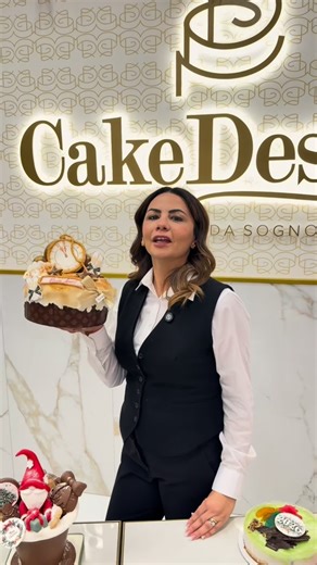 ALLO SCHIOCCARE DELLA MEZZANOTTE… FAI PARLARE IL GUSTO! 🎆 Questo Capodanno festeggia l’arrivo del 2026 con i dolci firmati Cake Design by Kekko 🍰✨ 🍫 Panettone con frase personalizzabile ❤️ Torta cuore caldo per un’esplosione di gusto 🍾 Panettone chocol’art con bottiglia in cioccolato 🍫 Strutture chocol’art personalizzabili, create su misura per il tuo brindisi. 🍰 Cassata cotta e struffoli racchiusi in una bottiglia di cioccolato. 🍭 Sacker personalizzata, perfetta per stupire 🔥 Fire Cake,