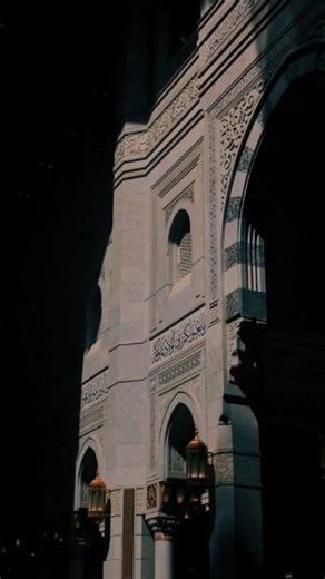 ‎Foulan | Business حلال • Deen‎ on Instagram: "Regarde bien cette video. Un frère, dans sa chambre d’hôtel à Makkah. Vue sur le Haram. C’est pas une pub. C’est une vie qui a changé grâce à un business halal. Mais t’inquiète, continue de scroller, like deux trois stories, dis-toi “inshallah un jour”… Pendant ce temps, d’autres passent à l’action. Ils vendent des offres clean. Ils bossent sans face cam. Ils construisent un revenu passif pendant que toi tu doutes. Tu veux vraiment attendre la fin d
