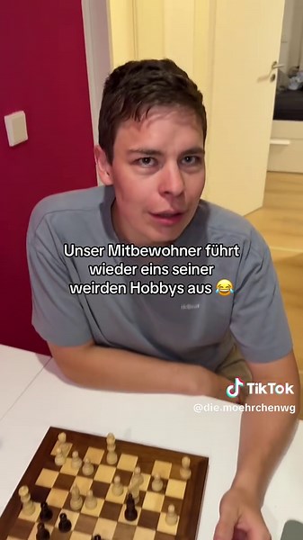 Studentenleben: Mitbewohner beim Schach spielen