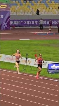 现役女子800双子星！ #2026全国田径冠军赛 女子800米决赛，荣荣全国纪录线领跑，吴洪娇、饶欣雨断档领先冲击202。 吴洪娇2分01秒81夺冠，饶欣雨时隔四年再破203，2分