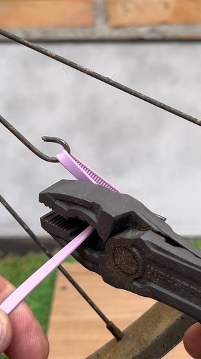 Fix your bike spoke with a zip tie Smart, fast, reliable #CaliGarage #BikeHack #QuickRepair | Kreative Ideas