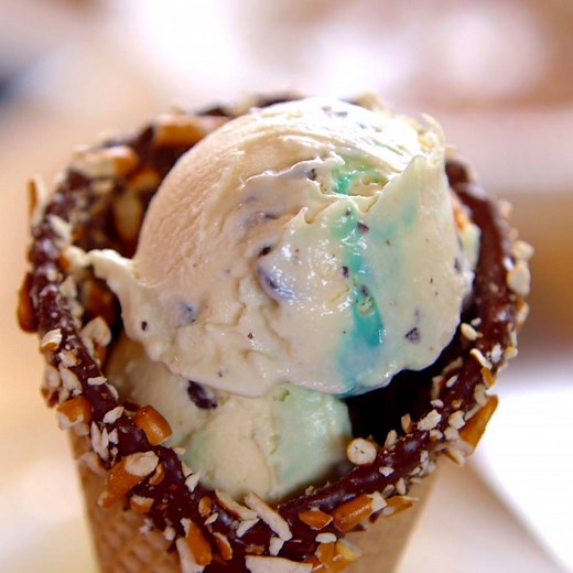 Turn vanilla ice cream into Triple Mint Choc Chip Ice Cream! Save The Pioneer Woman - Ree Drummond's easy recipe: http://www.foodtv.com/5fk02. | Food Network