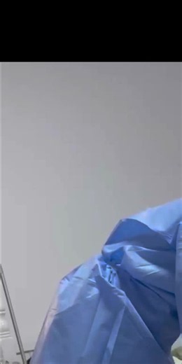 女医生戴手套检查
