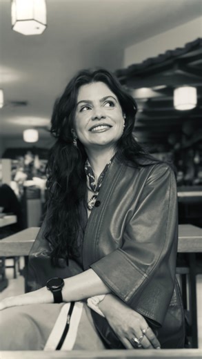 Mariah Rovery Jewelry on Instagram: "Nos últimos meses, venho mergulhando de novo no Japão, mas agora por um caminho diferente. Se no primeiro drop falamos sobre a quietude, a tradição e aquelas cores leves que quase flutuam no país do sol nascente, este segundo capítulo chega com outra pulsação. Em Transmutar, quis trazer o instante em que algo muda de estado: quando a fênix acende, quando a forma se move, quando a modernidade se infiltra na tradição sem quebrá-la. É um Japão mais jovem, mais m