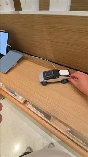 Creative Cyber Pickup Model Three-in-one Charger #iphone17promax #bracket