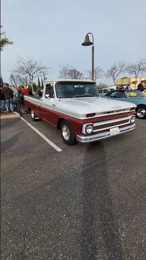 1962 Chevrolet C10 pickup truck (Red/white)