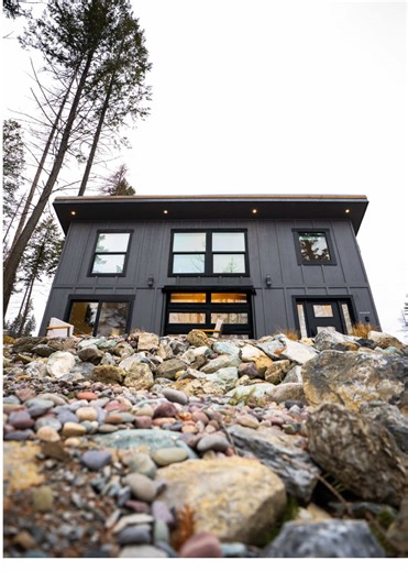 Imagine staying here with your getaway group for your next vacation… 🤩✨ 📍 Lakeside, Montana Save this for your next getaway! 📥 🏷️ - - - #montana #flatheadlake #weddingvenue #vacation #airbnb