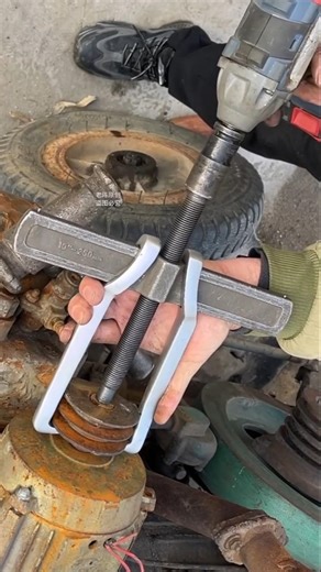 2-jaw gear puller, a mechanical tool used to safely remove gears, bearings, or pulleys from shafts