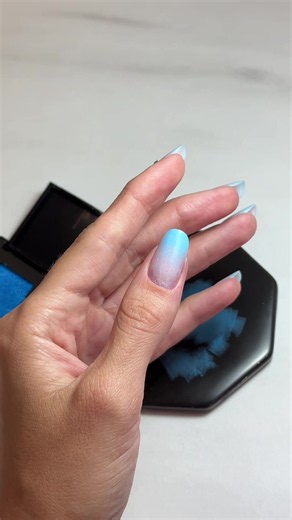 Ombre μέσα σε 5 δευτερόλεπτα 😳🙊 @Laloo_Cosmetics @Laloo Academy Athens #nailinspo #ombre_nailart