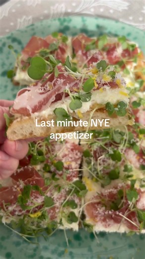 Flatbread with whipped ricotta, prosciutto & fig jam Just blend 2 cups ricotta, with zest from one lemon & juice form half, 3 tbsp olive oil, 1 garlic clove, salt and pepper Spread fig jam on your flatbread then add a layer of whipped ricotta, prosciutto, grated parmigiano reggiano & micro greens or arugula #pizza #nye #cooking #recipe