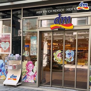 Du bestellst bis 18 Uhr, wir liefern nach Wahl noch am selben oder folgenden Werktag. Und das Ganze bis zum 10.8.2025 sogar versandkostenfrei bei einem Einkauf ab 49 € mit dm-Konto.* 🫶 *Im Aktionszeitraum 14.7.–10.8.2025 versandkostenfrei ab 49 € Bestellwert mit dm-Konto; für Bestellungen unter 49 € sowie für Gastbesteller betragen die Versandkosten 4,95 € statt 7,95 € je Bestellung. Mehr Informationen, Liefergebiete und geltende Einschränkungen unter dm.de/express-lieferung25. dm-Konto für dm-