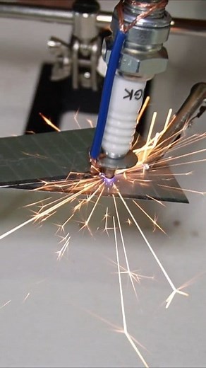 Hoy descubriremos si en verdad es posible hacer un soldador de punto casero utilizando una bujía y una batería. #soldadura #soldadordepunto #InventoCasero | Altez Sera Verda