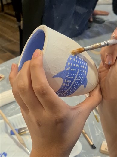 لوّنها و استخدمها✨️ تجربة تلوين القطع الفخارية بالقليزات مناسبة لجميع الأعمار🖌 للتفاصيل و التسجيل، زوروا موقعنا الإلكتروني في البايو🎨 #pottery #فخار #glaze #رسم #جدة