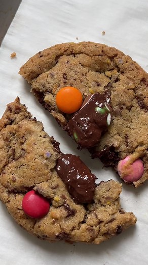 Smarties are debatably the best candy coated chocolate and no, M&Ms are good but not comparable. They’re my favourite so naturally, I had to make a cookie in time for Halloween using them 🤤 These cookies are LOADED with them so they’re just undeniably the perfect cookie to bake this week. Hope you love them 🍫😘