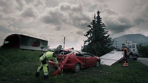 In dem Film "Warum hier? Warum sie? Warum ich?" zeigt die Kantonspolizei Solothurn aus Sicht eines Unfallverursachers, wie schnell ein Unfall infolge einer Ablenkung passieren kann. Der Film gibt authentische Einblicke in die Arbeit der Polizei und weiterer Beteiligter bei einem Verkehrsunfall so wie es nur ein Film kann – authentisch, hautnah, berührend | Polizei.news