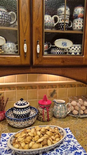 Beata on Instagram: "Łupinki do orzeszkow zrobione .Kazdy ma swoje przepisy ,moj stary jak swiat.Od zawsze je pieklam ,kiedys mialam foremeczki male i trzeba bylo je wylepiac ,to dopiero byla dlubanina😁🙈🌰🌰.Teraz je pieke w elektrycznym.opiekaczu wiec szybko sie je robi. Przed swietami je przeloze masa orzechowa ,bo taka lubimy najbardziej .Bigos zawekowany w sloikach i tak malymi krokami ide do przodu z przygotowaniami😁🌰😋🎄 Ciasto zagniecione na kruche ciasteczka .Pozniej bede piekla.Pogo