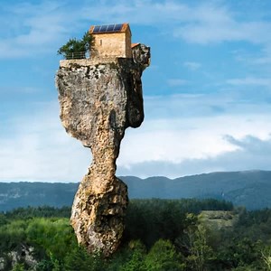 SMA SafeSolar es sinónimo del alto nivel de seguridad de nuestras plantas fotovoltaicas. Lo conseguimos gracias a los componentes integrados en nuestros inversores, como la supervisión de la corriente residual, la medición de la resistencia del aislamiento y la protección contra la corriente inversa, así como a tecnologías inteligentes como la protección contra el arco eléctrico SMA ArcFix o la función de servicio y monitorización SMA Smart Connected. Infórmate ahora. | SMA Solar