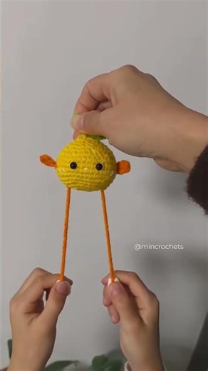 You pull the string… and she starts dancing like she owns the room 🍋💃