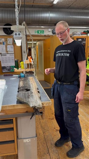 Jens Kåre og Torbjørn viser hvordan de rekonstruerer de gamle vindskiene fra stabburet på Bjørnstad. Her kreves både nøyaktighet og litt detektivarbeid for å komme så nært originalen som mulig! #maihaugen #tradisjonshåndverk #gamledager #gamlehus #friluftsmuseum