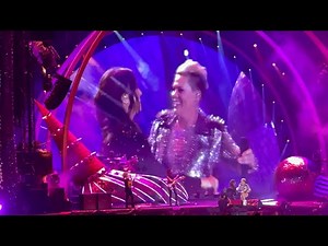 P!nk and Alanis Morissette sing “You Oughta Know”