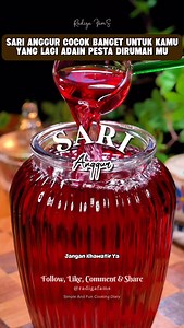 🍇 Sari Anggur Fermentasi HALAL: Cocok Buat Suguhan di Hari Spesial! Lagi cari ide minuman spesial buat ulang tahun atau acara keluarga? Coba deh sari anggur homemade ini! Halal kok, asal kamu tau batasannya ya… 😌👍 Minuman segar & elegan yang bisa kamu buat sendiri di rumah! ⸻ 🔪 Alat: • Baskom besar untuk merendam • Kain bersih / saringan halus • Botol kaca / jar tertutup untuk fermentasi • Sendok kayu / spatula ⸻ 🥣 Bahan: • 500–700 gr buah anggur hitam / merah segar 🍇 • 1 sdm garam 🧂 • 1 