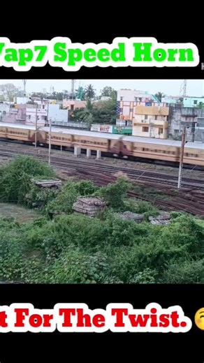 wap7 high speed station passing with high horn and high speed #train #hokhorn #japan #trader#nifty50