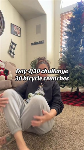Steph Crouch | Health & Wellness on Instagram: "Day 4/30 challenge doing 30 bicycle crunches 🙌 My 1-minute workout Who’s doing this challenge with me 🙋🏽‍♀️"