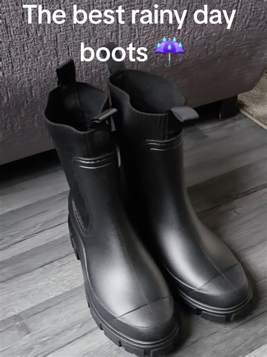 The best rainy day boots ☔. Womens solid colour rain boots with stretchy cuff. So no struggling to get on if you have a wider calf. Currently available in black, brown, army green and pink. Perfect for rainy or snowy days and dog walking. #rainboots #waterproofboots #wellies #dealdrops #tiktokmademebuyit
