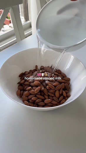 Easy Homemade Almond Milk Recipe - Healthy and Delicious!