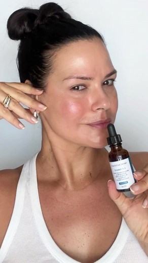 Um dos produtos que tenho na minha rotina e não abro mão é a vitamina C, e com o C E Ferulic de Skinceuticals os resultados são incríveis! A Skinceuticals é autoridade no mercado em fórmulas com antioxidantes, por isso que a CE Ferulic entrega tanto!! A fórmula contém 15 % de vitamina c pura o que traz para a pele melhora nas linhas, rugas e na firmeza também!! O C E Ferulic é capaz de neutralizar os agentes oxidativos que fazem a pele envelhecer, olha que incrível! Agora, me conta aqui, você já