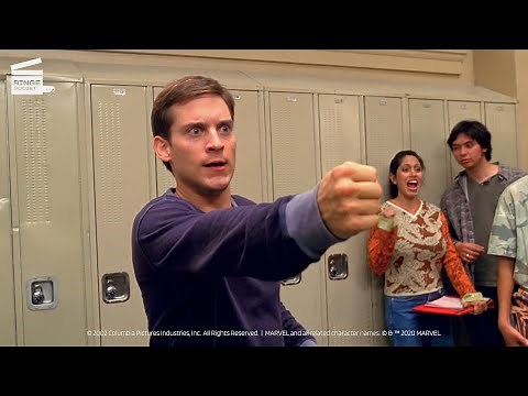 El Hombre Araña | Peter vs. Flash: pelea en los pasillos de la escuela