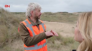 "Bloedlink wat ze met die duinen aan het doen zijn." Nederlanders hebben grote zorgen en Zeeuwen reageren angstvallig op afgraven #duinen bij #Castricum. Zijn die zorgen terecht? ON!-verslaggeefster Arlette Adriani gaat op zoek naar antwoord. #OngehoordNieuws Kijk de uitzending: https://ongehoordnederland.tv/243687/tv-programmas/ongehoord-nieuws-206-klimaattop-azerbeidzjan-afgraven-duinen-en-verslaving/ | Ongehoord Nederland TV