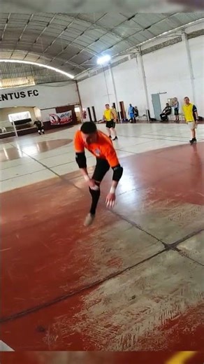 Salvei essa bola difícil! #defesas #futsal #defesasdegoleiro