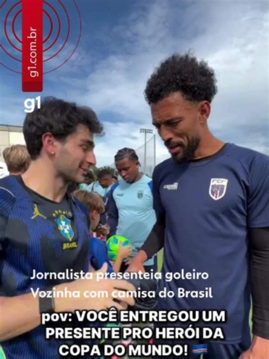 Presente para o Vozinha - O goleiro Vozinha, de 40 anos, já se tornou um dos jogadores mais comentados da Copa do Mundo após brilhar no empate histórico de Cabo Verde contra a Espanha. Dias antes de se tornar um fenômeno nas redes sociais e alcançar mais de 10 milhões de seguidores, o atleta ganhou uma camisa da Seleção Brasileira de presente do jornalista Rafael Falino, de 24. O jornalista é de Santos, no litoral de São Paulo, e viajou para os Estados Unidos para acompanhar o campeonato mundial