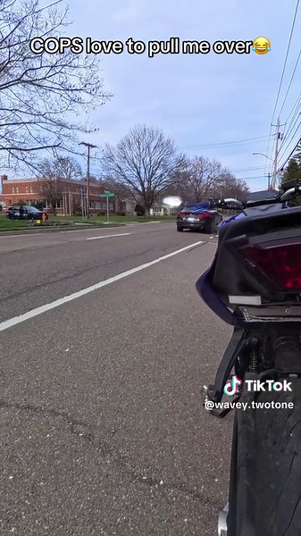 First interaction of the season end he was actually chill as a cucumber 🤷😂🥒 this is also my first ride with my new microphone set up on this bike. I will be fine tuning it over the next week or so 🔥🔥🎤🎤🎤 #cops #mt07 #yamaha #bikers #biketok