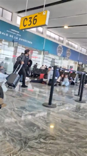 #Circulaenredes Civiles buscan resguardarse ante reportes de balaceras en el aeropuerto de Guadalajara. #QRO #QUERETARO #NOTICIASDEQUERETARO #SUCESOSDEQUERETARO | Noticias de Querétaro
