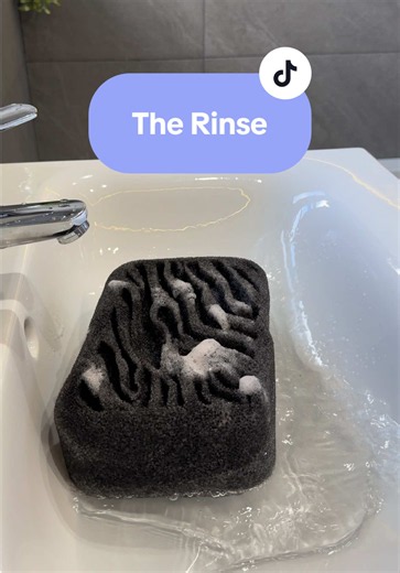 What a RINSE!! The suds!! There was defo any overflow and the watery squeezes were just 🤤🤤🤤 #fyp #cleantok #asmr #spongesqueezes #suds