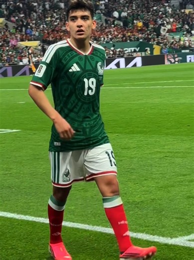 Gilberto Mora ovacionado tras gran partido vs Ecuador