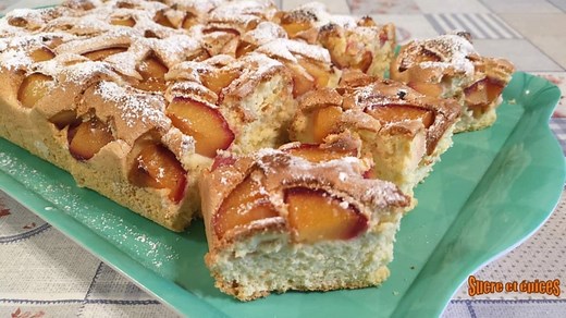 Gâteau génoise aux prunes