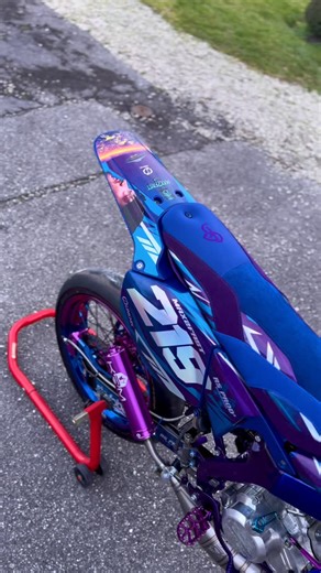 🔵Max2fast🟣 | STRASS BIKE 💜💙 yamaha DT 100CC 💣💥 -10 % chez mes partenaires avec le code max2fast10📉 @linkmx_official ✨ @krm_pro_ride 💨 @bike_sellier... | Instagram