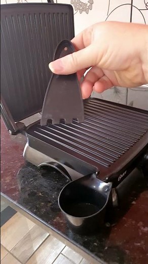 Grill Elétrico Oster, Faz 4 paes de forma de uma vez, além de fritar frango carne e muito mais