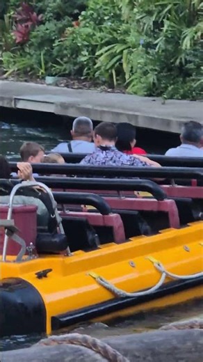 Let's ride the O.G. Jurassic Park River Adventure! 💦🦖 #bigsplash #logflume #shorts #viral