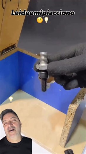Non hai una sega da banco? Trasforma il tuo trapano! o Drill-to-Saw Power! Guardate questa idea geniale di riciclo e fai-da-te per il tuo laboratorio! • Abbiamo costruito una mini sega circolare da banco utilizzando un semplice trapano come motore! Basta del legno (o truciolato) c per costruire la base, fissare il trapano in modo super sicuro e montare la lama circolare. Perfetto per piccoli tagli di precisione e per chi ha poco spazio in garage. * ATTENZIONE SICUREZZA: Questa è una dimostrazion