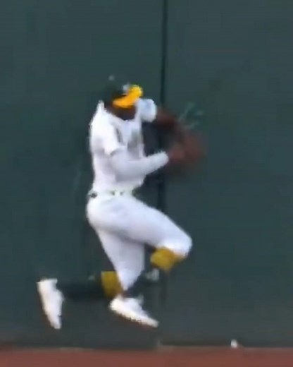 MLB Top Plays (pt 193): Denzel Clarke INSANE Catch vs Orioles #athletics #mlb #baseball #topplays