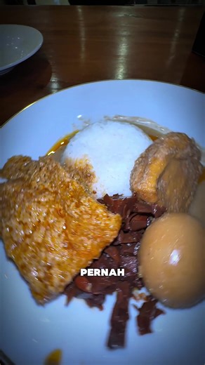 GAESSS INI SELERA SESUAI PERSONAL TASTE YAK .. Kalo aku sih dari jaman sekolah udah makan ini.. Dan bring some old memories..jadi rasanya lebih berkesaan DOUBLE KILL (RASA LEHER KE ATAS *lidah dan RASA LEHER KE BAWAH *perasaan dan memories yang tercipta dari setiap suapan.. 🙏😊🥰 📍GUDEG SAGAN JOGJA #gudeg #gudegjogja #nasigudeg #masakansederhana #makanantradisional