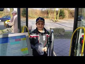 Junge verarscht Busfahrer mit Haselnüsse.... .