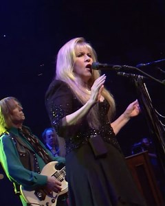 Stevie Nicks & Tom Petty with an amazing performance of "Stop Draggin' My Heart Around" | AXS TV