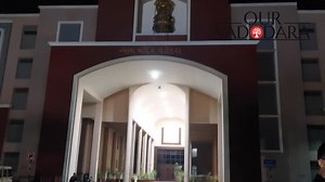 First time in the history of Vadodara, the court remained open till late at night to work on the case વડોદરાના ઇતિહાસ માં પ્રથમ વખત રિમાન્ડની સુનાવણી મોડી રાત સુધી કોર્ટ કાર્યવાહી ચાલી ધર્માંતરણ પ્રકરણ અને આફમી હવાલા કૌભાંડ ના આરોપી સલાઉદ્દીન શેખ અને ગૌતમ ઉંમર 7 દિવસના રિમાન્ડ પર વડોદરા SOG દ્વારા 14 દિવસના રિમાન્ડ ની કરાઈ હતી માંગ રિમાન્ડ દરમ્યાન બંને આરોપીઓ ને વડોદરા બહાર તથા ગુજરાત બહાર તપાસ માટે લઇ જવામાં આવશે મધ્યપ્રદેશ,મહારાષ્ટ્ રાજસ્થાન માં લઈ જઈ કરવામાં આવશે તપાસ ક્રાઇમ બ્રાન્ચ દ્વારા રા