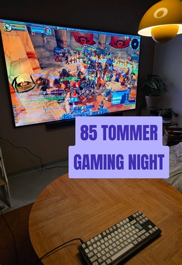 85 tommer, 4K, 120 Hz og World of Warcraft.. Det kan sgu noget. Det er yderst afslappende at tage et par games i sofaen! Burde nok investere i et trådløst tastatur 😂 #gaming #fypdk #worldofwarcraft #samsung #gaminglife