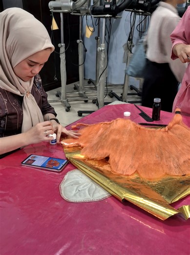 Pengecatan Hairdo Fantasi Finding Nemo dengan 2 garis lengkung hitam dan putih 😘 #makeupfantasi #proditatarias #passionmengajar #duniadosen #tatariasunimed